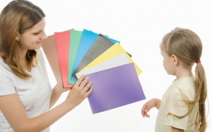 Trẻ 4 tuổi không phân biệt được màu sắc có phải mù màu? 