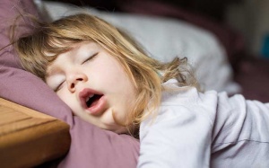 Trẻ bị ngáy khi ngủ có phải do bị viêm amidan? 