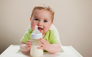 Trẻ 1 tuổi trở lên có nên tiếp tục dùng sữa công thức? 
