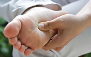 Người mắc đái tháo đường bị đau nhói dưới bàn chân có nguy hiểm không?