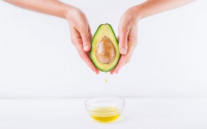 Lợi ích của dầu quả bơ trong việc chăm sóc sức khỏe, làm đẹp