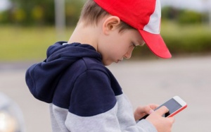 Xem TV, điện thoại quá nhiều làm trẻ chậm phát triển não bộ