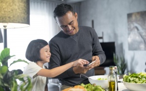 Chuyên gia dinh dưỡng chia sẻ bí quyết giúp trẻ ăn uống lành mạnh hơn