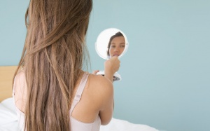 Mách chị em cách tự kiểm tra vùng kín tại nhà