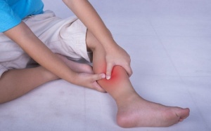Nguyên nhân nào khiến trẻ bị đau chân sau cảm cúm?