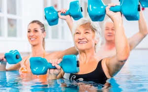 Video: Bị đau, viêm, cứng khớp nên tập thể dục dưới nước như thế nào?