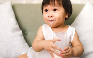 Trẻ bị dị ứng sữa bò, nên bổ sung calci bằng cách nào?
