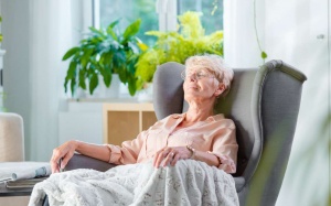 Ngủ ít, thiếu ngủ làm tăng nguy cơ loãng xương ở phụ nữ cao tuổi