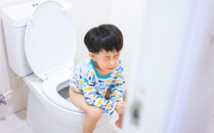 Những sai lầm thường gặp của cha mẹ trong chăm sóc trẻ bị táo bón