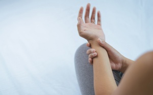 Run tay: Mọi điều bạn cần biết từ nguyên nhân, triệu chứng tới điều trị