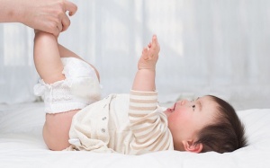 Cha mẹ nên làm gì khi con bị hăm tã?