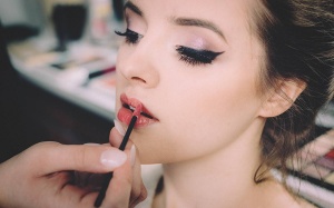 Son và món đồ trang điểm phổ biến này có thể chứa đầy mầm bệnh nguy hiểm