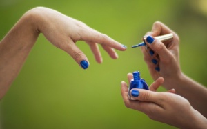 Chuyên gia da liễu đánh giá sơn móng loại nào tốt, loại nào nên tránh xa