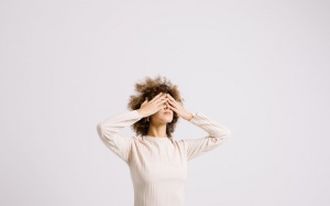 Giảm ngay mỏi mắt với những bài tập yoga mắt này