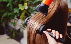 Duỗi tóc bằng hóa chất và nhuộm tóc vĩnh viễn làm tăng nguy cơ mắc ung thư vú