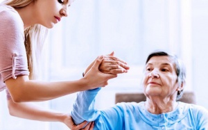 7 cách giúp người bệnh nhanh chóng phục hồi sau đột quỵ