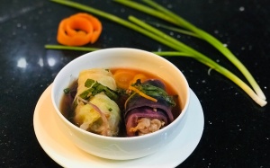 Học cách làm bắp cải cuốn tôm thịt sốt cà chua cho ngày Đông lạnh