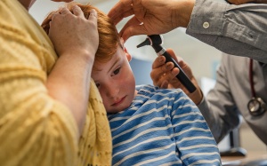 Cha mẹ cần biết gì về bệnh viêm tai giữa ở trẻ? 