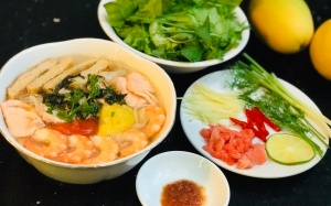 Cuối tuần học cách làm bún cá hồi nấu chua chiêu đãi cả nhà