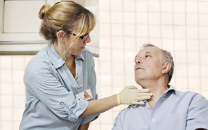 Vì sao người cao tuổi hay bị khó nuốt và nghẹn thức ăn? 