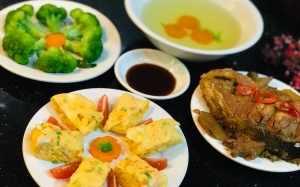 Mâm cơm gia đình với 3 món đơn giản cho ngày trong tuần