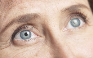 Triệu chứng, dấu hiệu nhận biết thoái hóa điểm vàng ở người cao tuổi