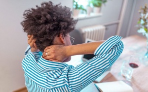 Infographic: Cách giảm đau cổ tại nhà an toàn và hiệu quả