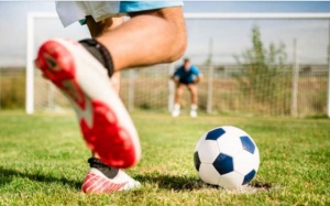 Cứu sống bé trai 13 tuổi ngừng tim, hôn mê sâu vì bị bạn đá bóng trúng bụng