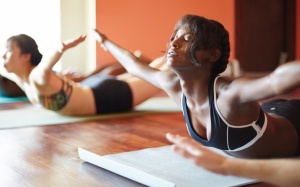 Nên dùng cách nào để giảm đau do căng cơ khi tập yoga?