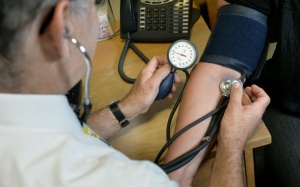 Uống thuốc huyết áp vào buổi tối tốt hơn buổi sáng?