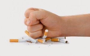 Muốn bỏ thuốc lá, hãy tránh xa rượu bia và cà phê!