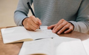 Run tay khi viết do bệnh Parkinson hay còn nguyên nhân nào khác?