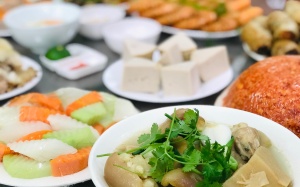 Thưởng thức cỗ Tết ở làng cổ Đường Lâm