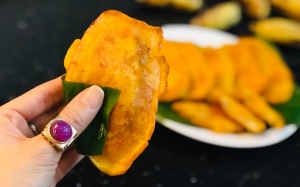 Làm nhanh bánh chuối nóng ấm chiều Đông