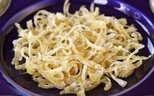 Vì sao bạn nên ăn mứt vỏ chanh trong dịp Tết?