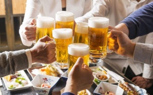 Cách uống rượu, bia làm sao cho an toàn trong những ngày Tết