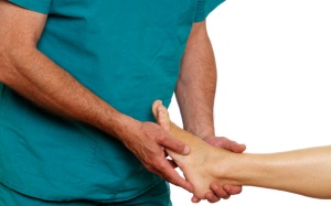 Mắc đái tháo đường, bàn chân nóng rát như bị xát ớt chữa thế nào?