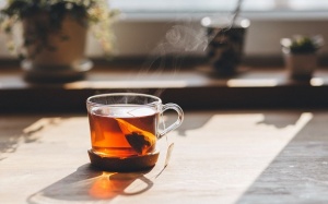 Thường xuyên uống trà, rượu vang đỏ giúp giảm nguy cơ mắc bệnh Alzheimer?