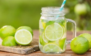 Vì sao bạn nên uống nước chanh hàng ngày, đặc biệt trong mùa dịch?