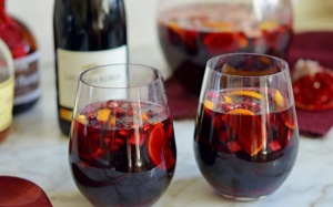 Học cách pha 1 ly Sangria lựu cho tối cuối tuần thêm ấm cúng