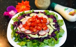Trộn salad rau củ sốt vừng cho bữa tối thêm sắc màu