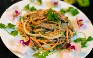 Biến tấu món gà xé phay cùng sốt vừng rang