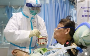 Người trên 60 tuổi và mắc bệnh mạn tính có nguy cơ tử vong cao khi nhiễm Covid-19