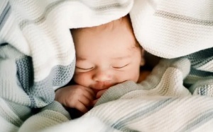 Ru con ngủ bằng tiếng ồn trắng: 5 điều bạn cần biết