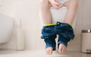 Cho trẻ ăn gì, uống gì khi bị táo bón?