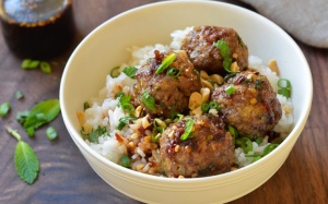 Tối nay ăn gì: Biến tấu thịt viên nướng ăn kèm sốt xì dầu ớt