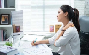 Nhân viên văn phòng thường đau mỏi cổ gáy là do đâu?