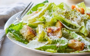 Tối nay ăn gì: Học cách trộn sốt Ceasar tại nhà