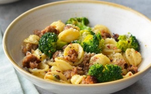 Tối nay ăn gì: Mì Ý nấu xúc xích cay và bông cải xanh