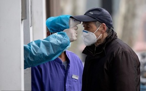 Vì sao người cao tuổi dễ mắc COVID-19?